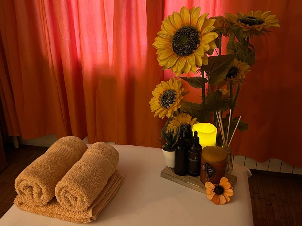 Suncokreti, sto za masažu i mirisna ulja u salonu Sunshine