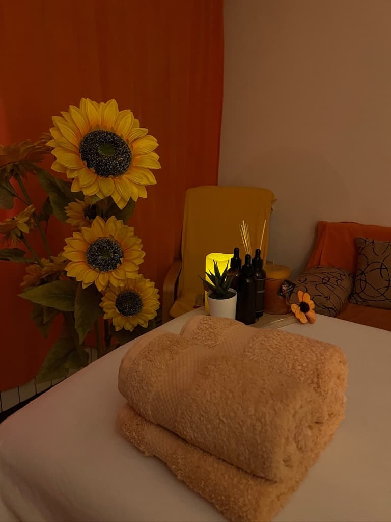 Detalji stola za masažu sa suncokretima u salonu Sunshine